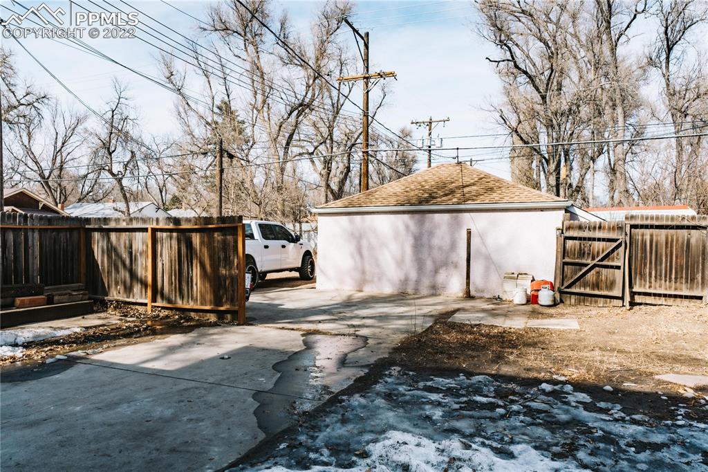 1018 East Boulder Street Colorado Springs, CO 80903 - Photo 35 of 40 a view of a backyard of a house