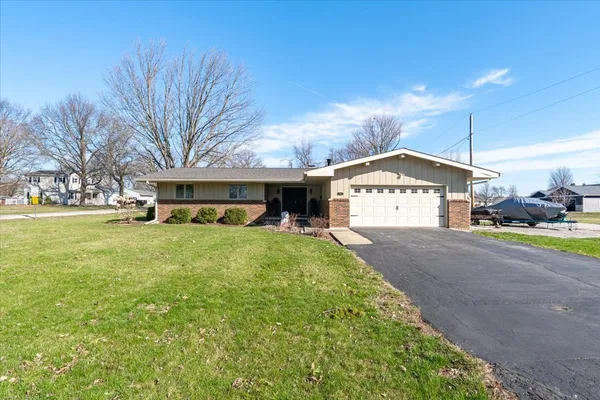 $214,500 | 105 West School Street, Le Roy, IL 61752