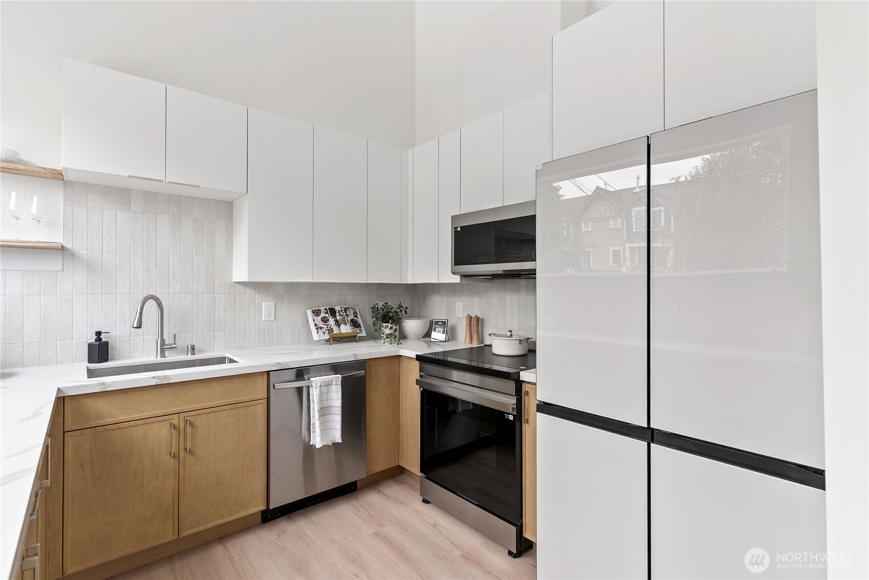 8849 Midvale Avenue North, Unit F Seattle, WA 98103 - Photo 9 of 34