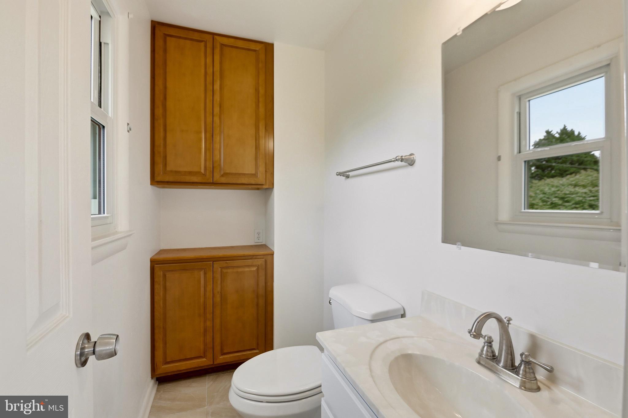 9787 Lees Mill Road Warrenton, VA 20186 - Photo 11 of 35 Half Bath off Primary suite