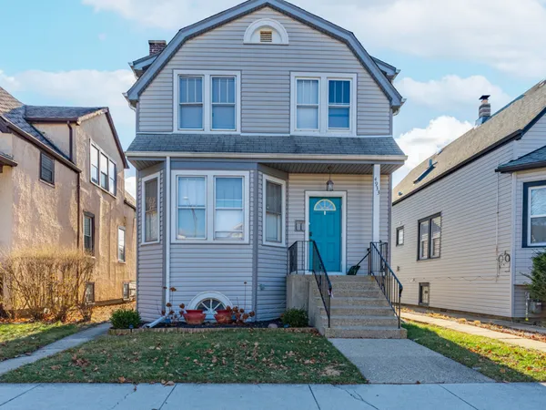 $2,100 | 4933 West Berenice Avenue, Unit 2, Chicago, IL 60641