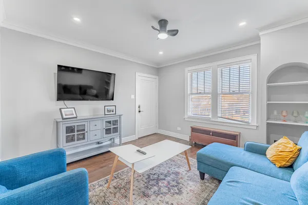$2,100 | 4933 West Berenice Avenue, Unit 2, Chicago, IL 60641