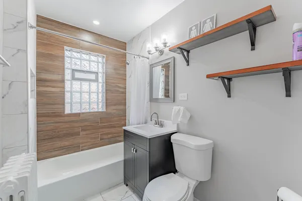 $2,100 | 4933 West Berenice Avenue, Unit 2, Chicago, IL 60641