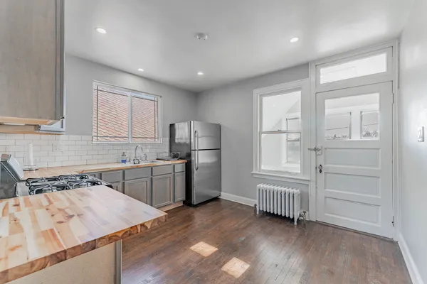$2,100 | 4933 West Berenice Avenue, Unit 2, Chicago, IL 60641