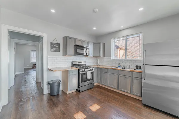 $2,100 | 4933 West Berenice Avenue, Unit 2, Chicago, IL 60641