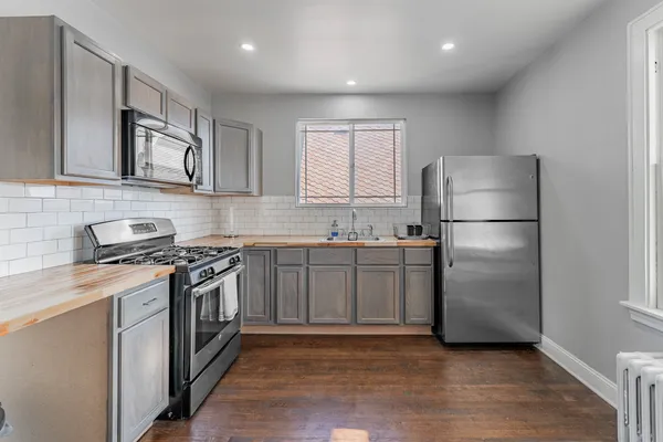 $2,100 | 4933 West Berenice Avenue, Unit 2, Chicago, IL 60641