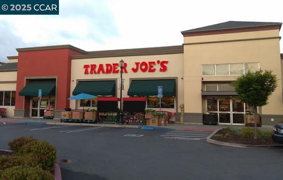 2186 San Pablo Avenue Pinole, CA 94564 - Photo 5 of 9 a cafe on the corner of a street