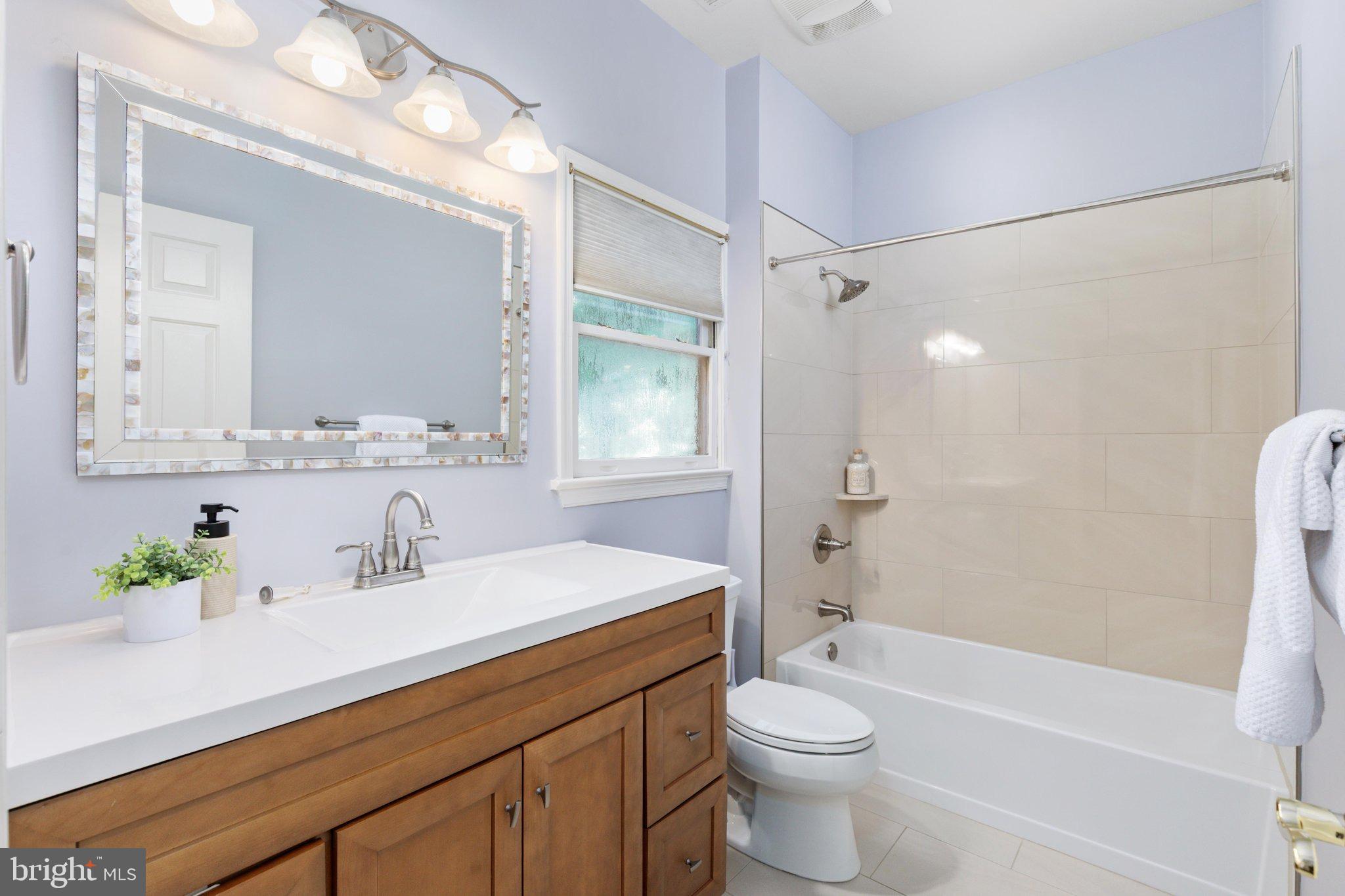 12525 Paradise Spring Road Clifton, VA 20124 - Photo 36 of 83 3rd Floor Bathroom
