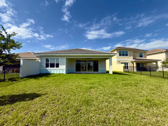 a view of a house with backyard and garden