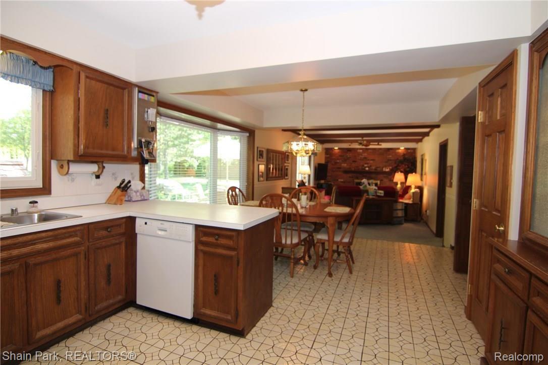 2436 Lassiter Drive Rochester, MI 48309 - Photo 10 of 55 Open Kitchen & Casual Dining
