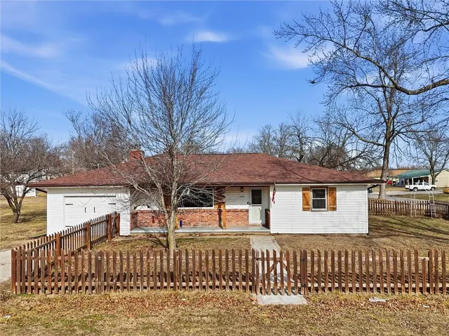 $220,000 | 208 East Stone Avenue, Leeton, MO 64761