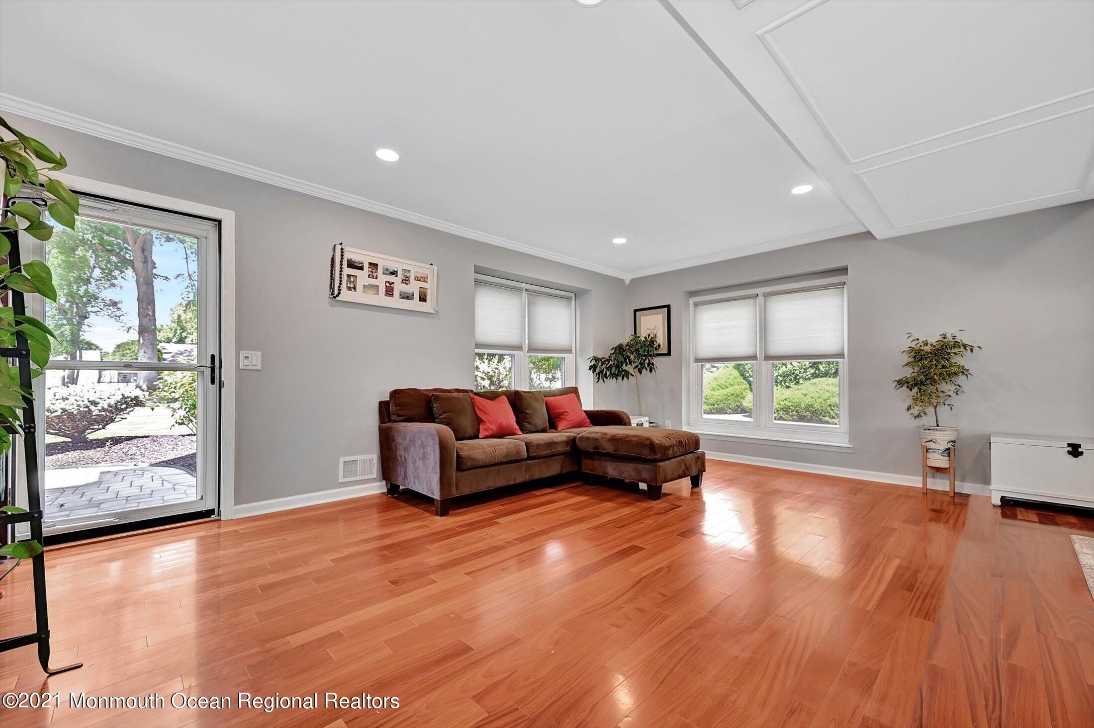 19 Regal Road Manalapan, NJ 07726 - Photo 12 of 33 Living Room
