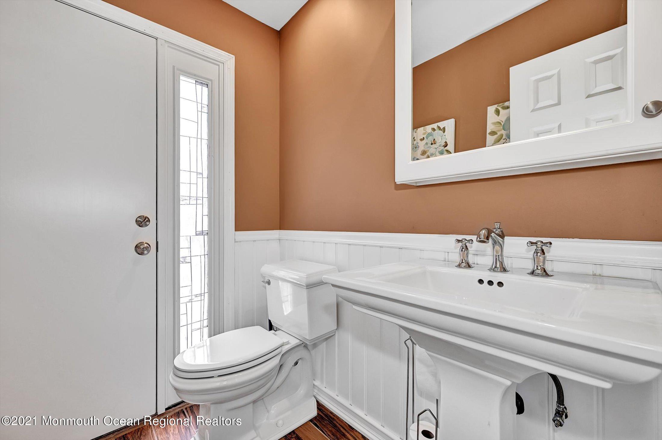 19 Regal Road Manalapan, NJ 07726 - Photo 17 of 33 Powder Room
