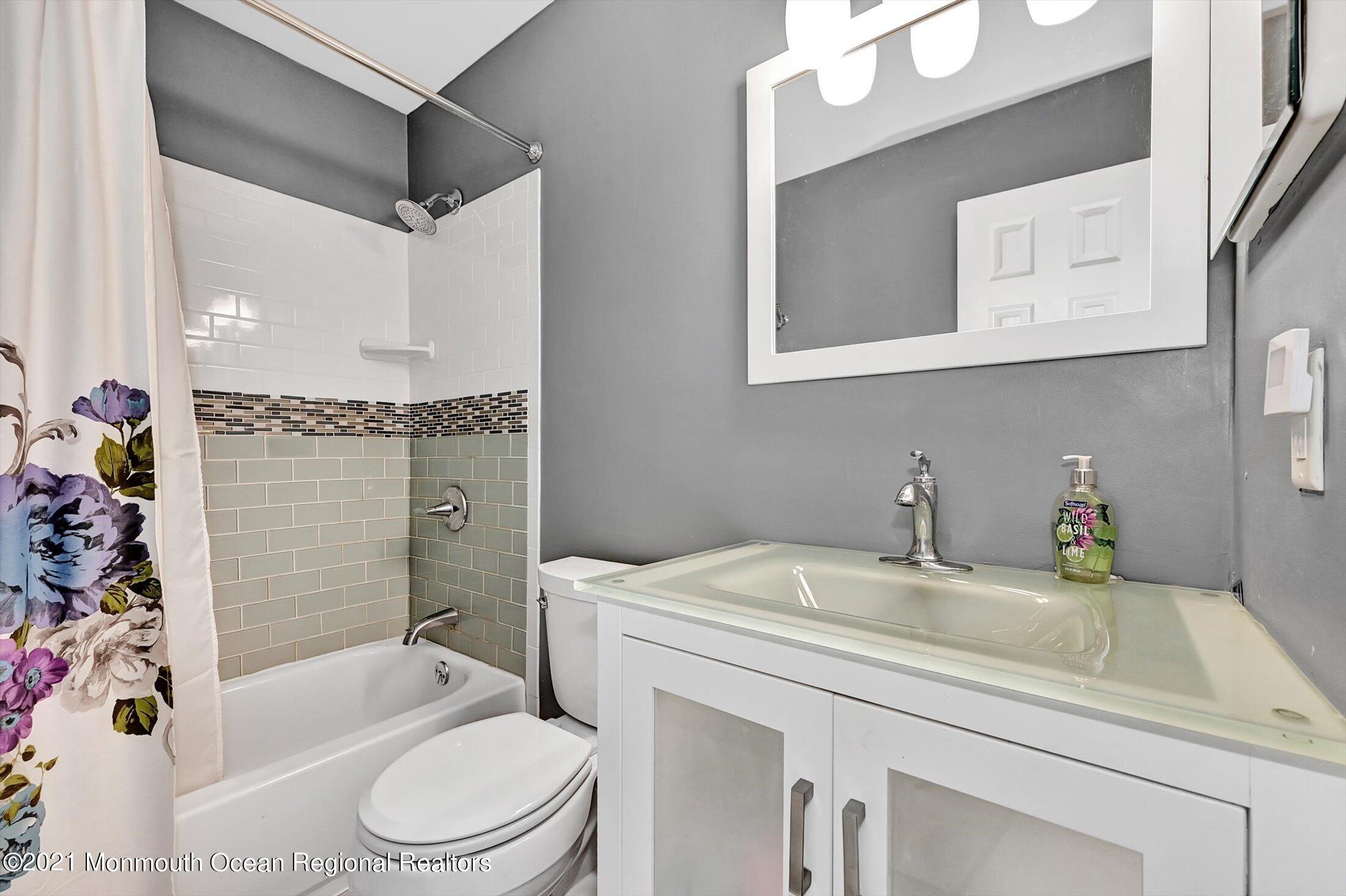 19 Regal Road Manalapan, NJ 07726 - Photo 25 of 33 Main 2nd Floor Bathroom