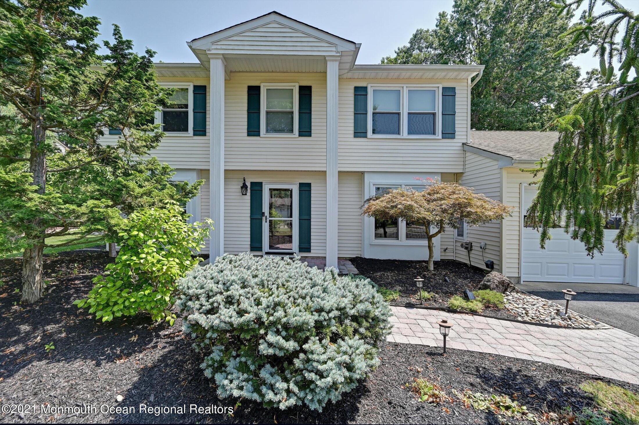 19 Regal Road Manalapan, NJ 07726 - Photo 4 of 33 Majestic Entry Columns