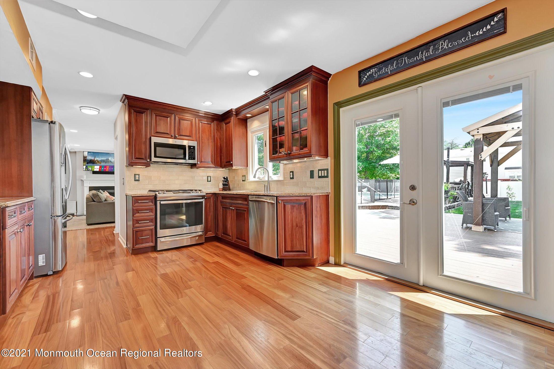 19 Regal Road Manalapan, NJ 07726 - Photo 6 of 33 Eat in Kitchen