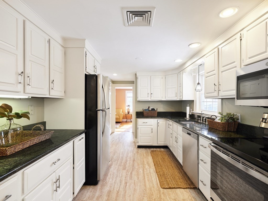 80 John Carver Road Reading, MA 01867 - Photo 8 of 35 Gallery Image 8
