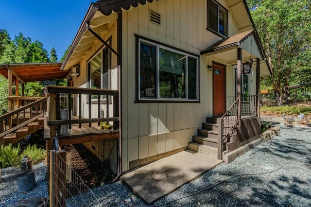 a view of a house with backyard and garden