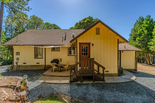 a view of a house with backyard