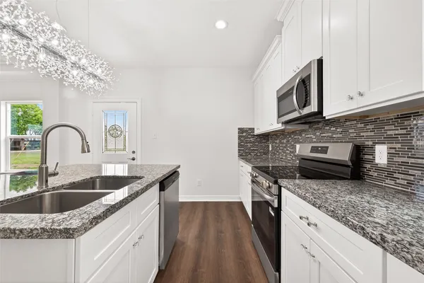 $2,000 | 422 North 4th Street, Beasley, TX 77417