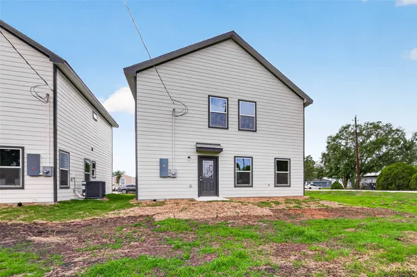 $2,000 | 422 North 4th Street, Beasley, TX 77417