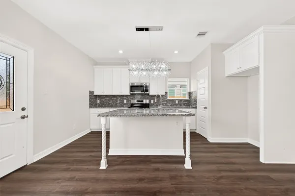 $2,000 | 422 North 4th Street, Beasley, TX 77417