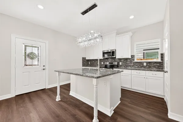 $2,000 | 422 North 4th Street, Beasley, TX 77417