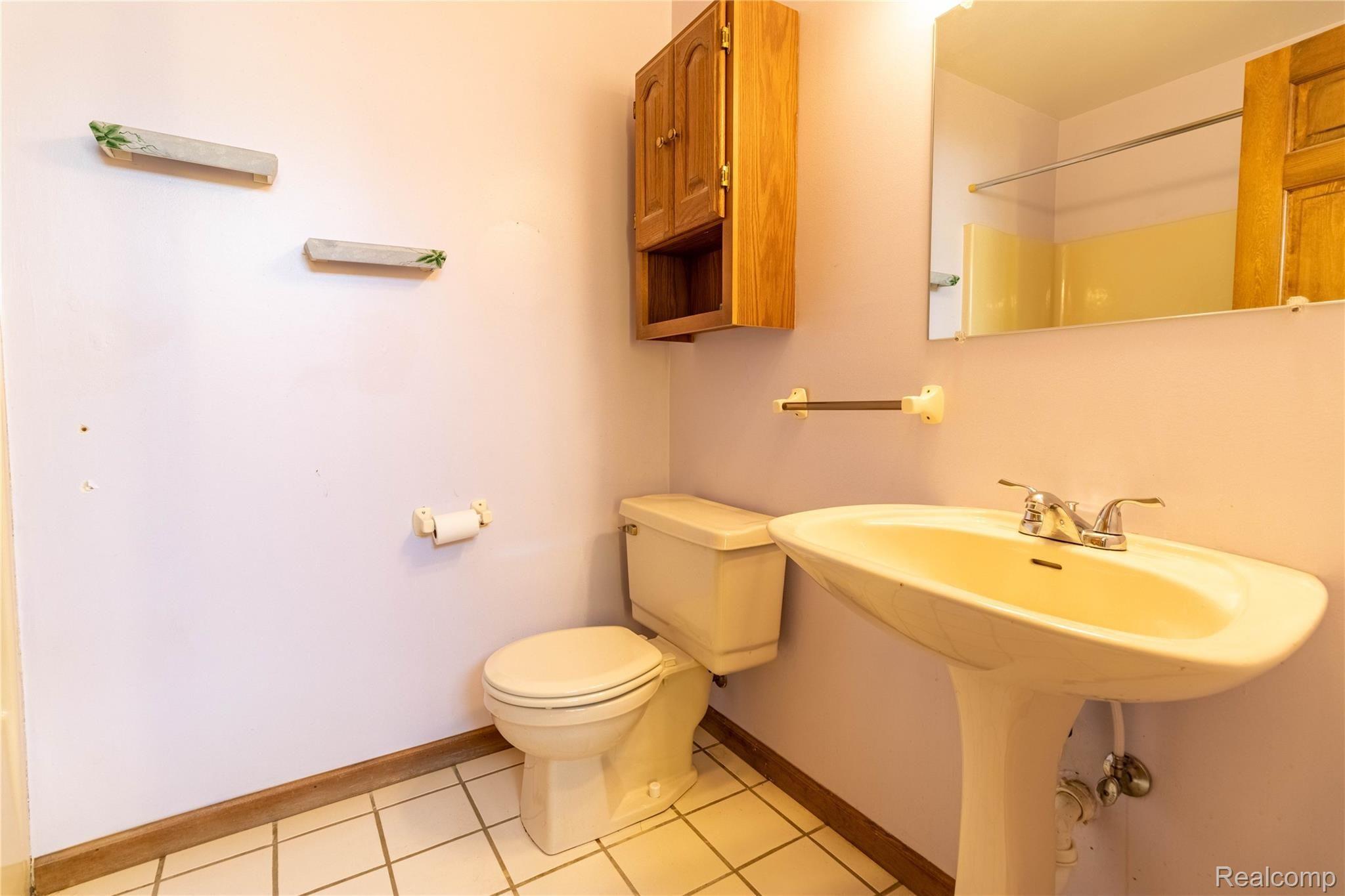 2859 Pleasant Valley Road Brighton, MI 48114 - Photo 22 of 43 34.Masterbath