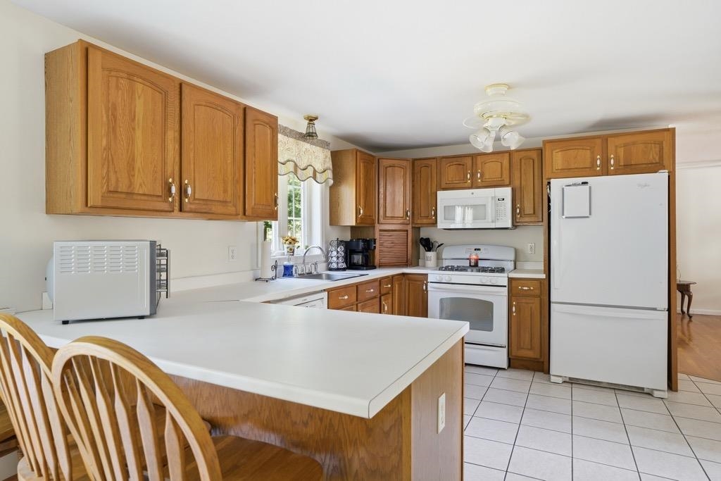 6 Hickory Hill Road Pelham, NH 03076 - Photo 15 of 33