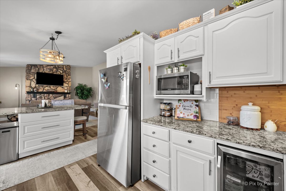 920 Mensching Road Roselle, IL 60172 - Photo 12 of 40 a kitchen with granite countertop a refrigerator stove and microwave