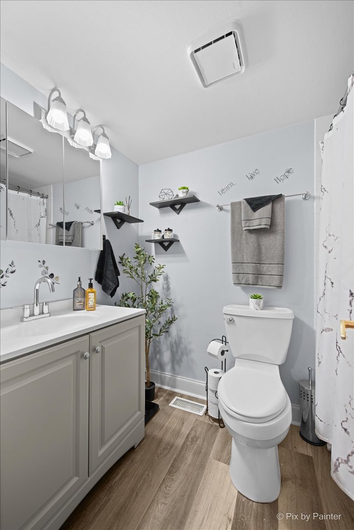 920 Mensching Road Roselle, IL 60172 - Photo 18 of 40 a bathroom with a toilet sink and mirror