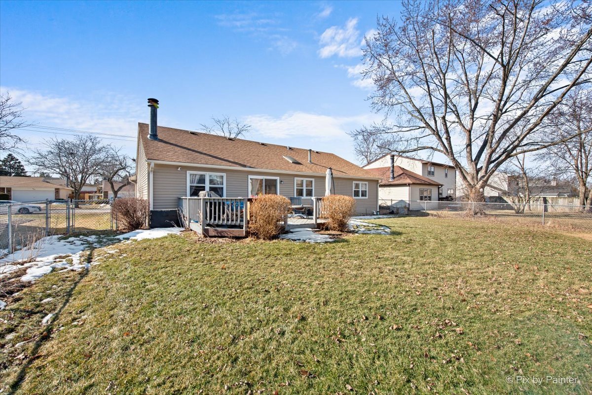 920 Mensching Road Roselle, IL 60172 - Photo 33 of 40 a yard with some trees in the background