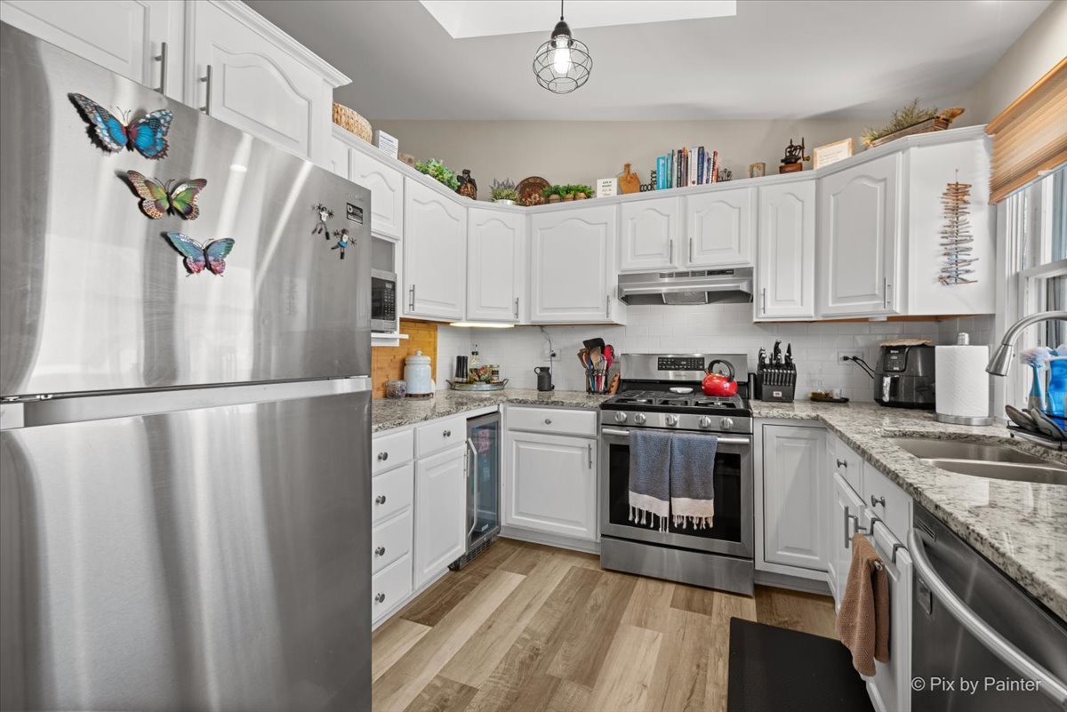 920 Mensching Road Roselle, IL 60172 - Photo 9 of 40 a kitchen with a white cabinets and white appliances