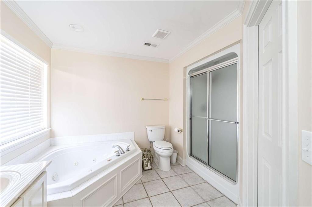 14 Limon Place Southwest Rome, GA 30165 - Photo 15 of 27 a bathroom with a bathtub and a toilet
