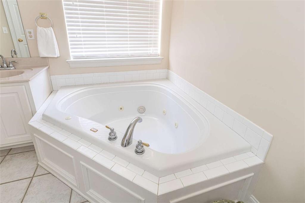 14 Limon Place Southwest Rome, GA 30165 - Photo 16 of 27 a bathroom with a bathtub