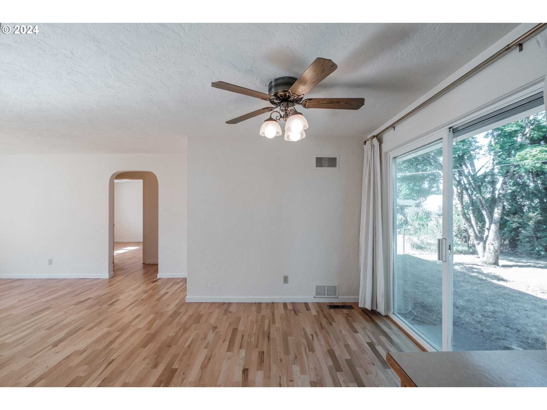 1620 Market Street Springfield, OR 97477 - Photo 12 of 31 a view of an empty room with a window