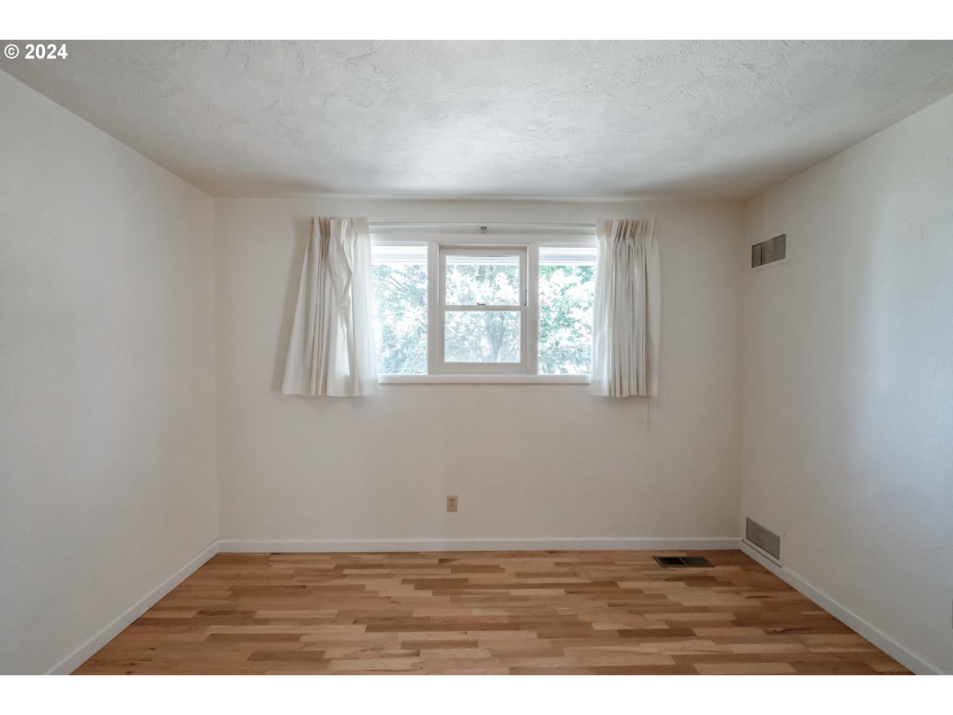1620 Market Street Springfield, OR 97477 - Photo 22 of 31 an empty room with wooden floor and windows