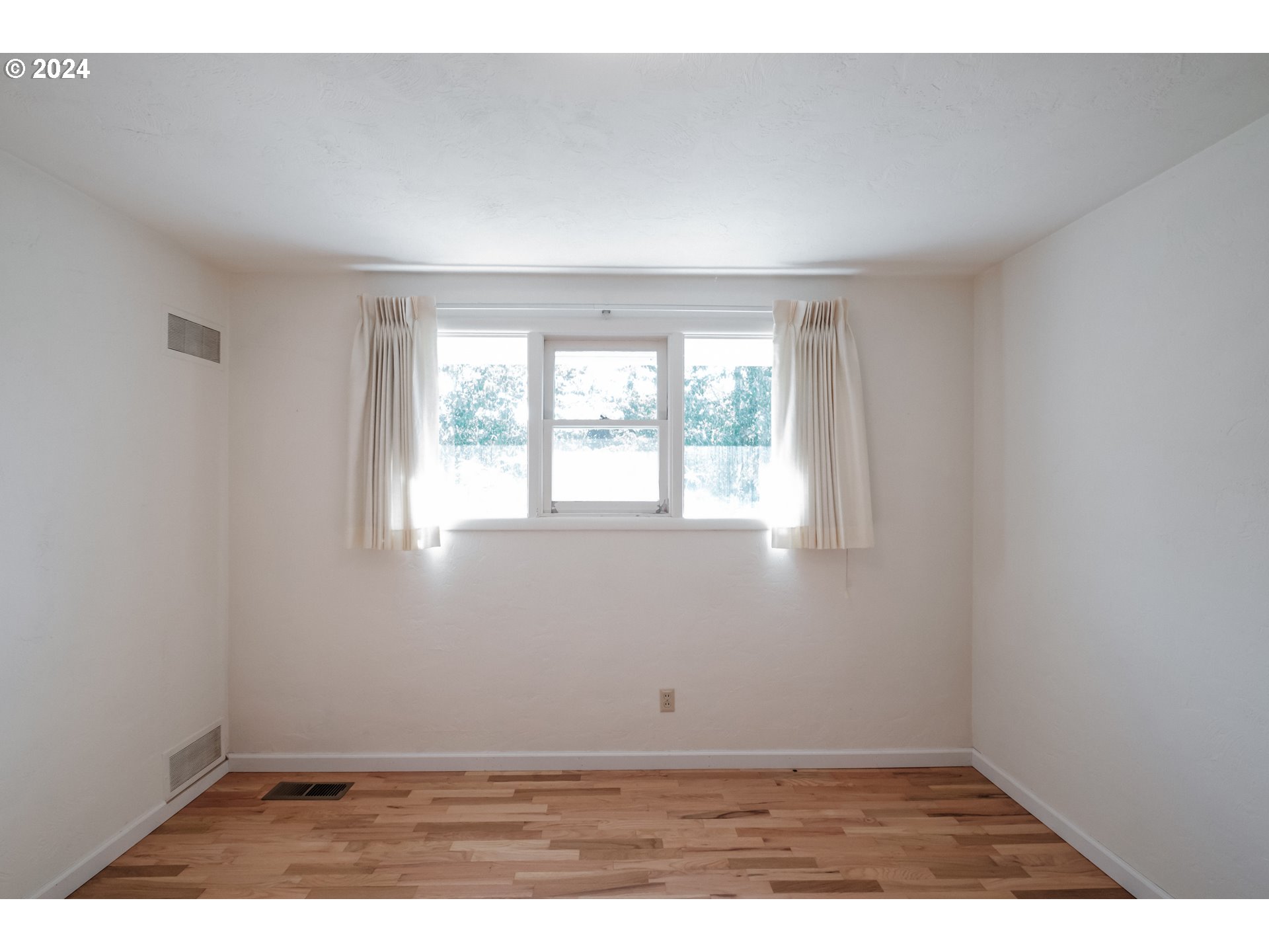 1620 Market Street Springfield, OR 97477 - Photo 24 of 31 an empty room with wooden floor and windows