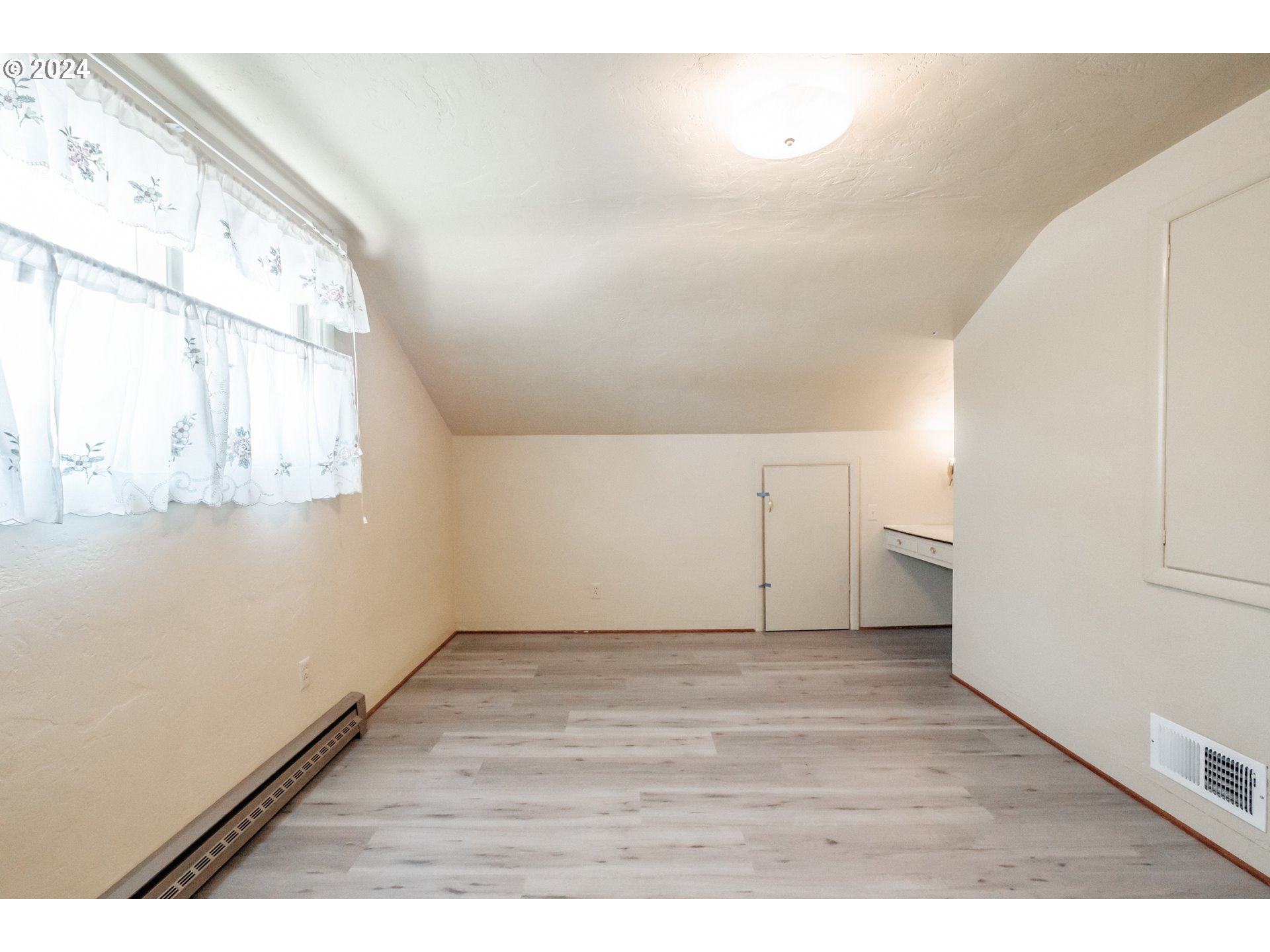 1620 Market Street Springfield, OR 97477 - Photo 27 of 31 a view of an empty room with wooden floor and a window