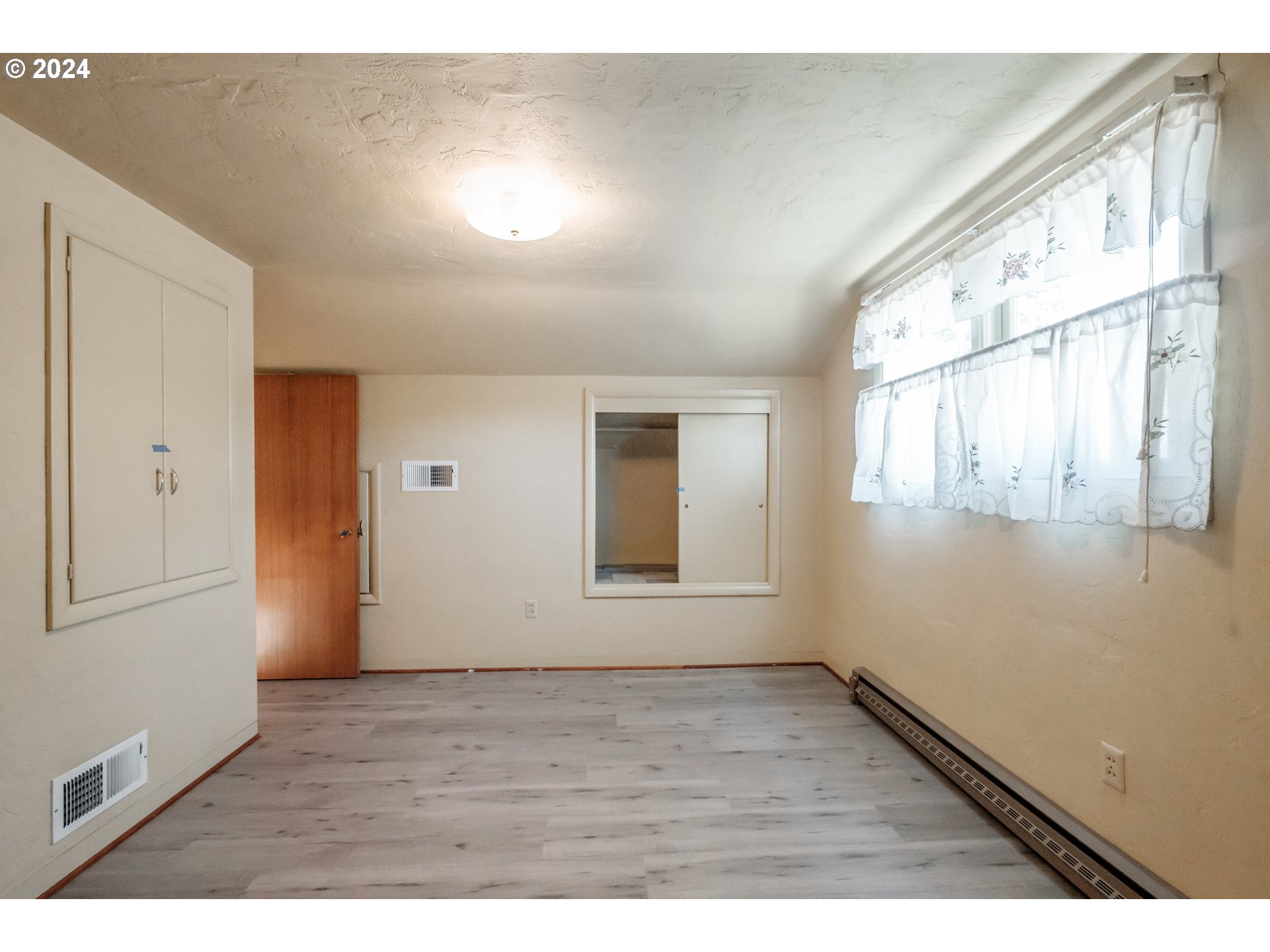 1620 Market Street Springfield, OR 97477 - Photo 28 of 31 an empty room with wooden floor and windows