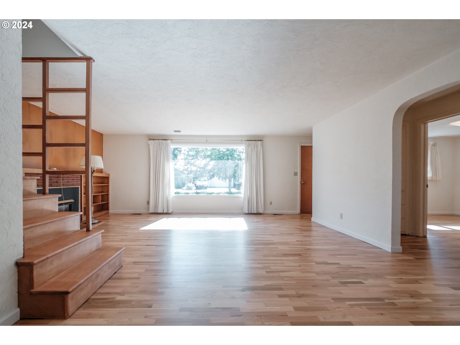 1620 Market Street Springfield, OR 97477 - Photo 9 of 31 a view of an empty room with wooden floor and a window