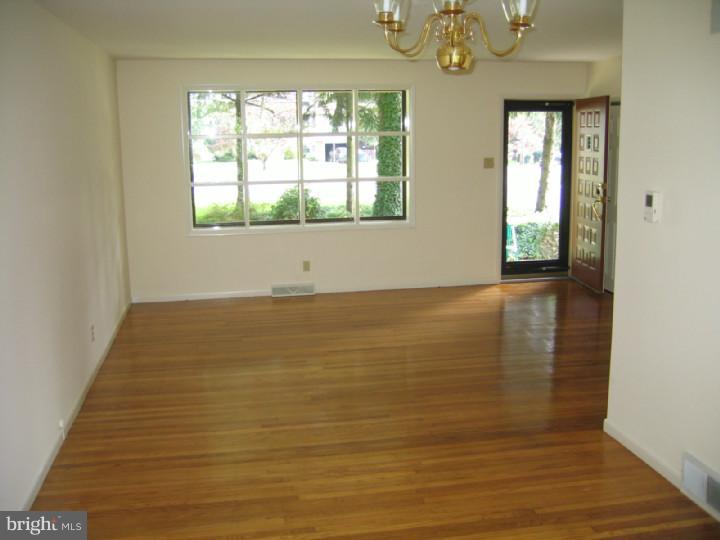 10 Broadale Road Doylestown, PA 18901 - Photo 3 of 20 Living Room