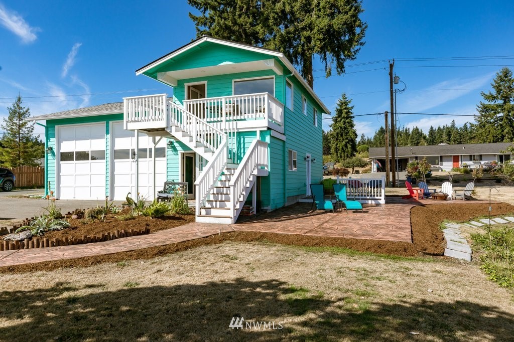 6623 Humphrey Road Clinton, WA 98236 - Photo 11 of 40 a front view of a house with a yard