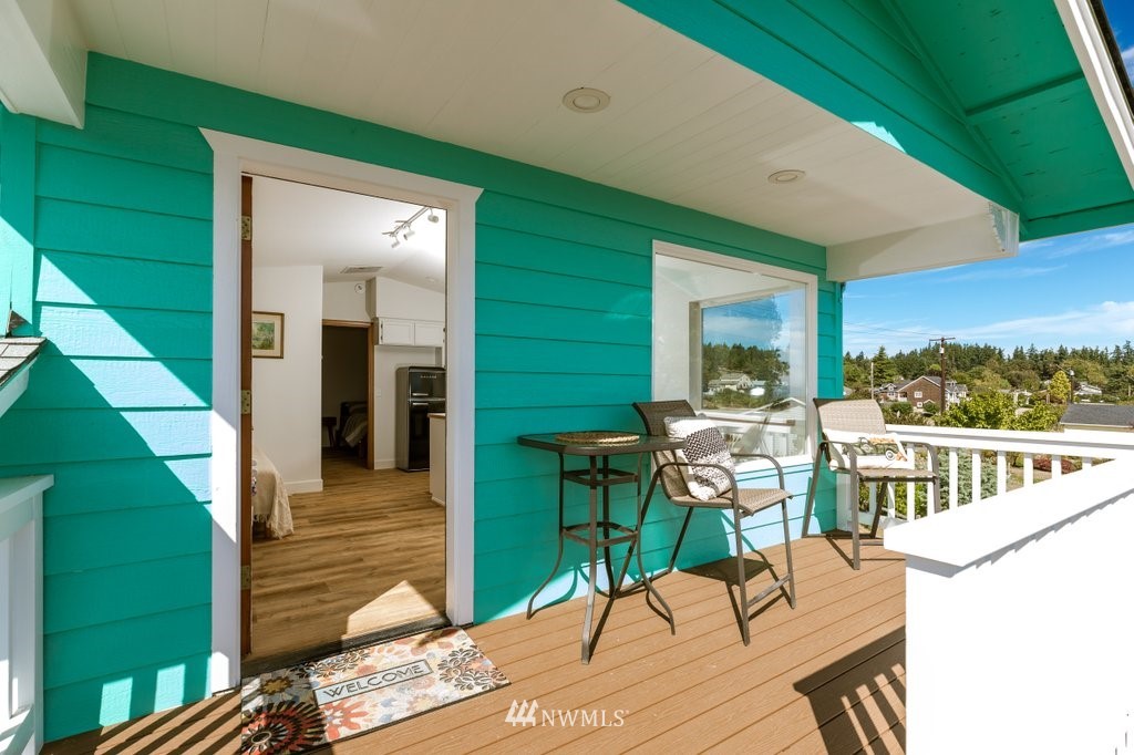 6623 Humphrey Road Clinton, WA 98236 - Photo 15 of 40 a view of a chairs and table in patio