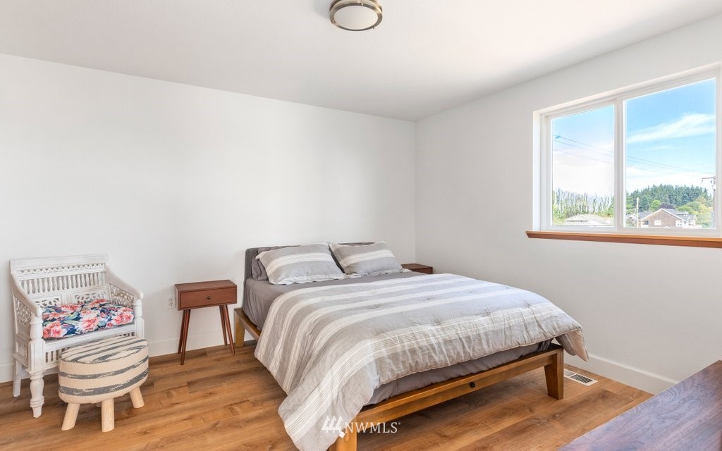 6623 Humphrey Road Clinton, WA 98236 - Photo 23 of 40 a bedroom with a bed and a window
