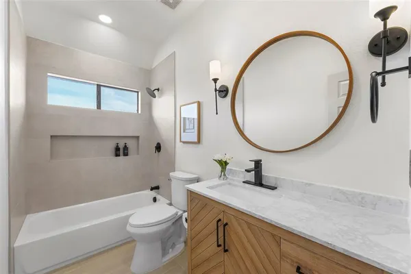 $650,000 | 1998 Lake Forest Drive, Rockwall, TX 75087