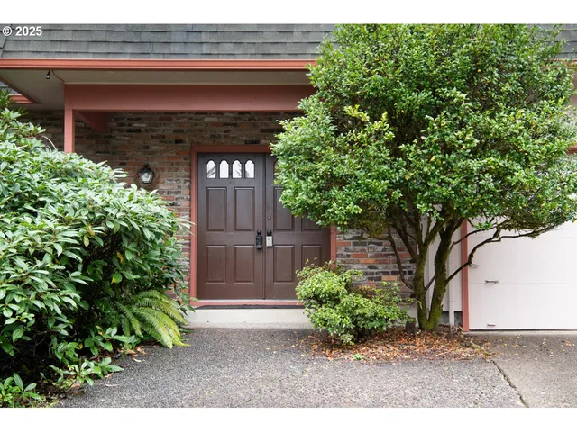 a view of a entrance gate of the house