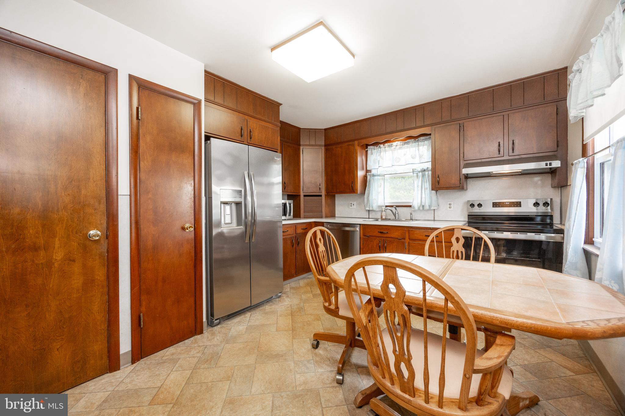 897 Old Schuylkill Road Pottstown, PA 19465 - Photo 9 of 29 Eat in Kitchen