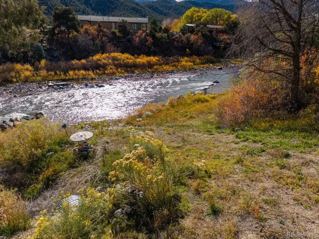 a view of a dry yard with wooden floor