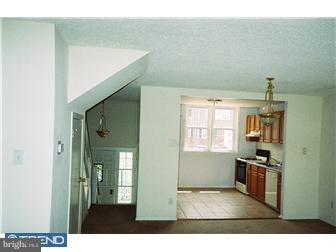 3215 Holly Road Philadelphia, PA 19154 - Photo 3 of 8 Living Room